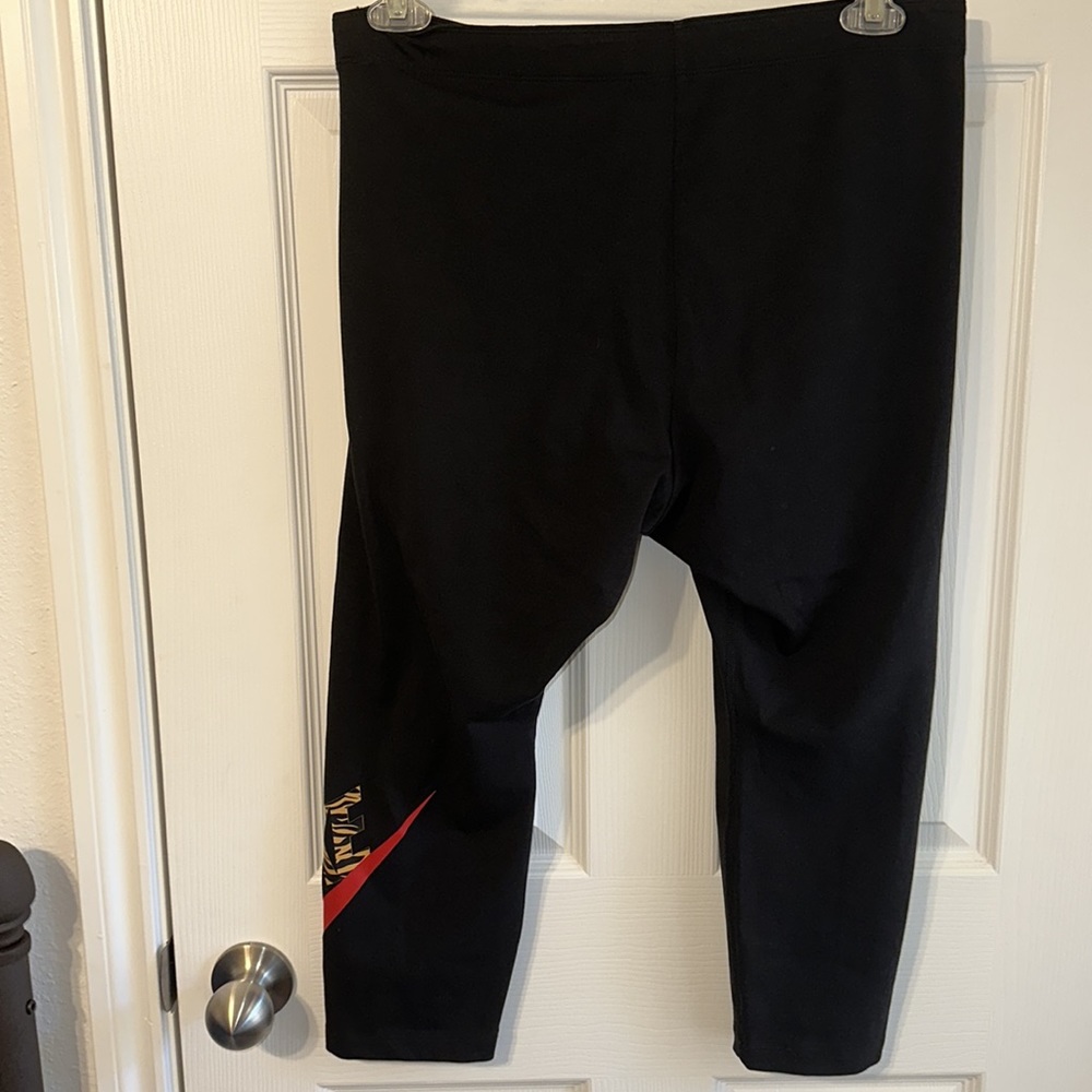 Nike 3/4 length Capri with leopard design - Picture 4 of 6